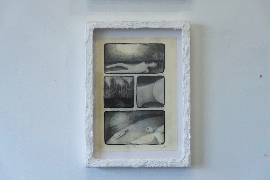 白い額に収めた、人物と風景をコマで描いたドローイング