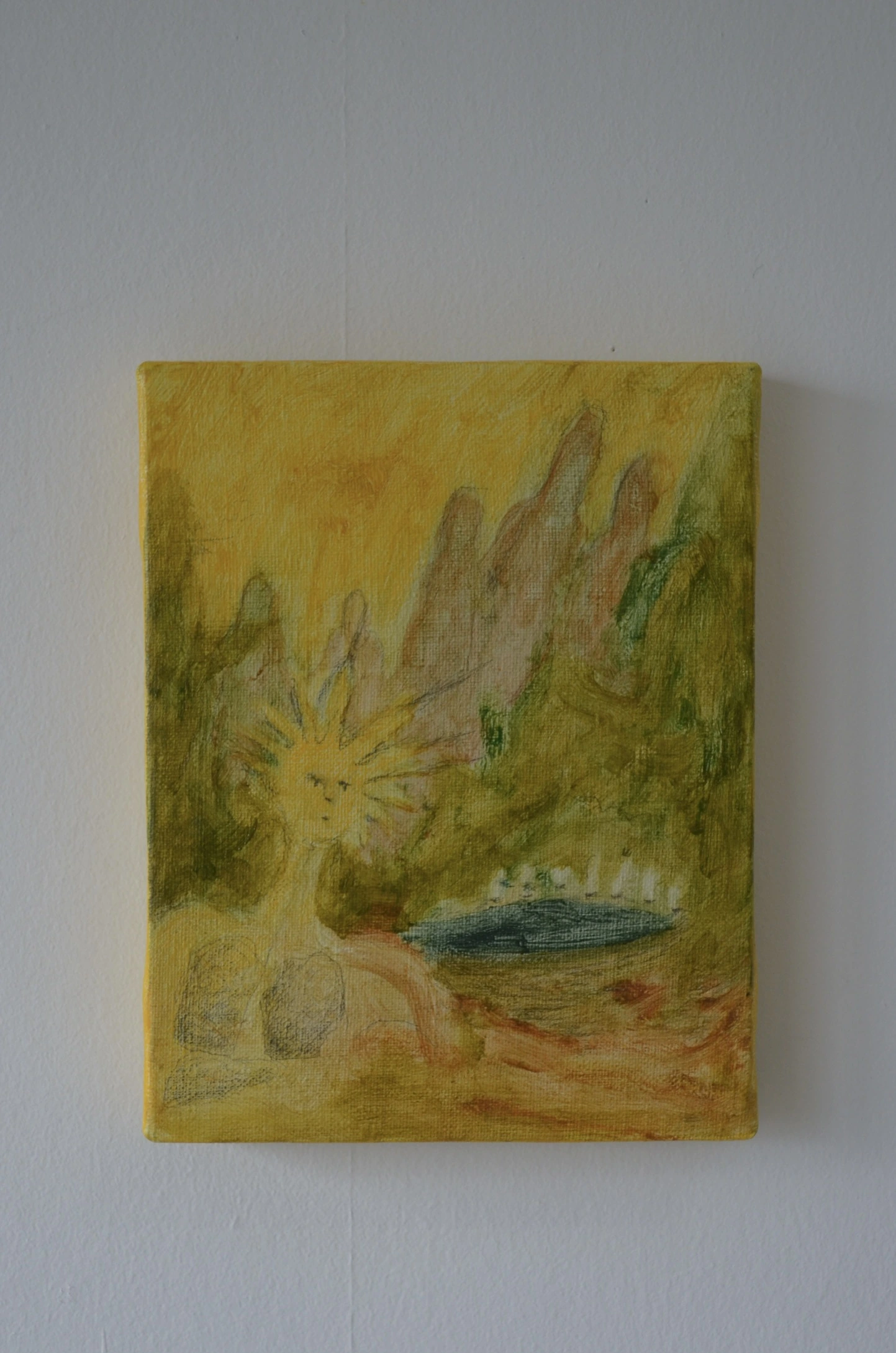 黄色い背景に、光をまとった人の姿と緑の風景を描いた作品